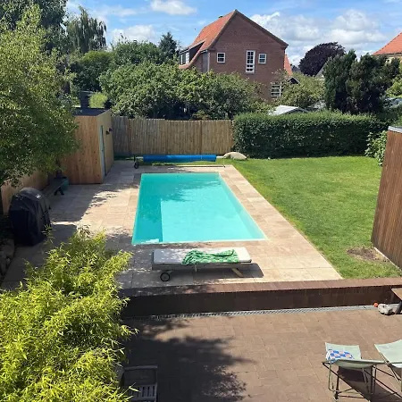 Architect-designed With Pool Close To Downtown Hojbjerg