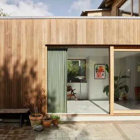 Architect-designed With Pool Close To Downtown *
