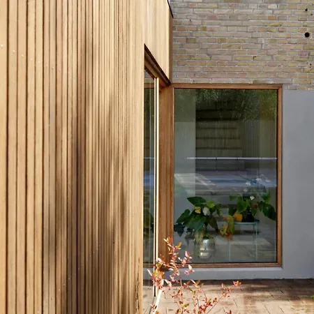 Architect-designed With Pool Close To Downtown Βίλα