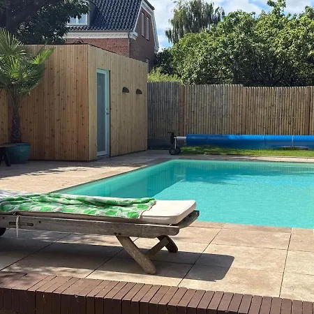 Architect-designed With Pool Close To Downtown