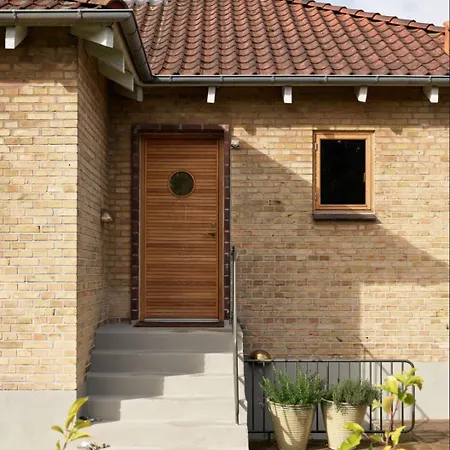 Architect-designed With Pool Close To Downtown *